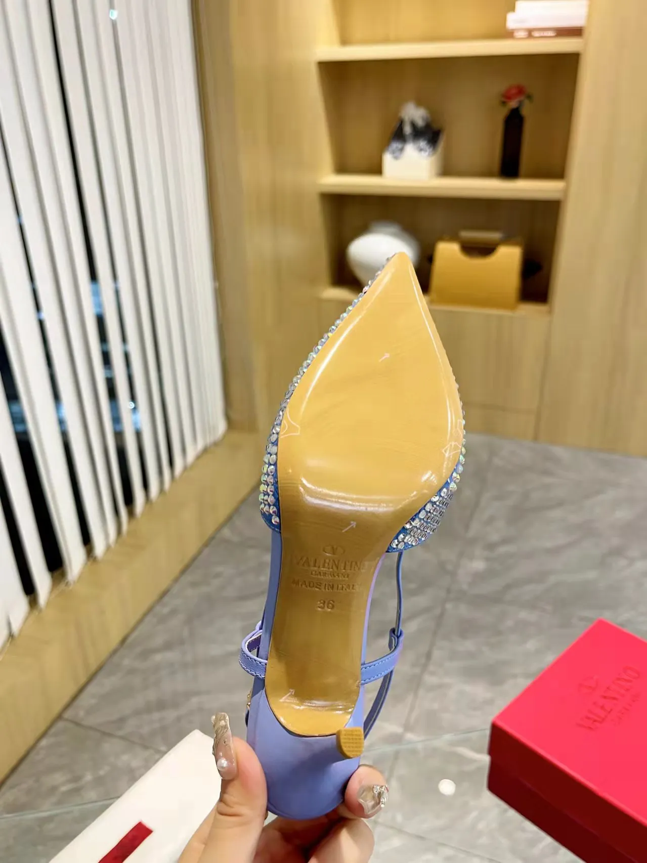 👟👟Ex-factory price 440👟👟 Genuine leather sole + 40 Kloesch diamond buckle Valentino.Valentino big v buckle single shoes ㊙️Latest series of counter genuine version with perfect details. Authentic products are made one to one. All details are consistent with genuine ones. The upper foot is very pedicure type. The key point is that it is very good and easy to control. It does not wear the feet and does not tire the feet. It is a walking artifact. The last shape is completely compared to the counter. The details are perfect. It is impossible to make such an exquisite product without the original version. Exclusive molded brass color. The highest version on the market. Fabric: imported sheepskin, lining and foot pads are all sheepskin. Color: 13 colors available. Sizes (34 to 42). Customized size 34 and 42. Non-returnable and non-exchangeable. Heel height: 7CM. Rubber sole. Genuine leather sole +40